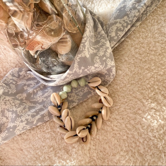 seashell cream mint puka shell bracelet - Picture 2 of 9